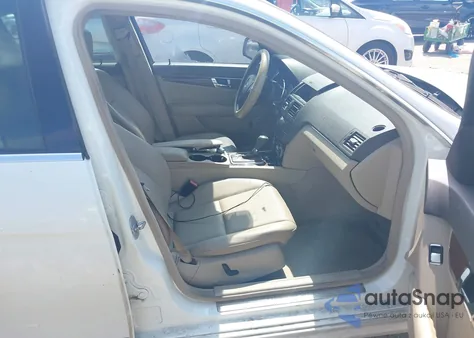 2009 Mercedes-Benz C 300 Luxury/Sport z USA, uszkodzony, nr VIN WDDGF54X09R050283